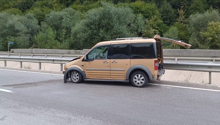 Kontrolde çıkan araç bariyerlere çarparken, 3 kişi yaralandı