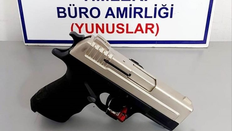 Kütahya’da güvenlik görevlisinin şoför olarak bulunduğu araçta ruhsatsız tabanca ele geçirildi