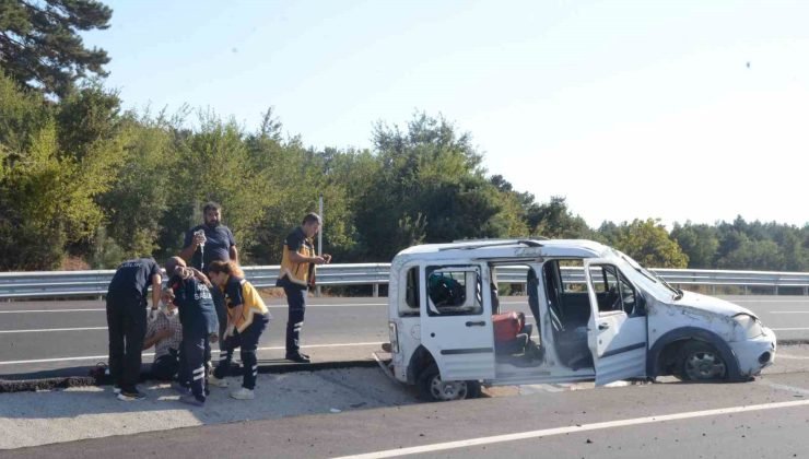 Seyir halinde lastiği patlayan araçta bulunan 4 kişi yaralandı