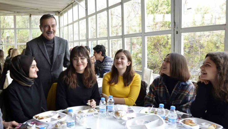 Tepebaşı gençlerin yanında