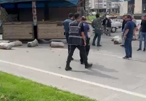 Üreticinin kamyonuyla kendi malını satmasi engellenince eylem yaptı