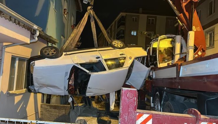 Uşak’ta kontrolden çıkan otomobil bina boşluğuna düştü: 1 ölü, 1 yaralı