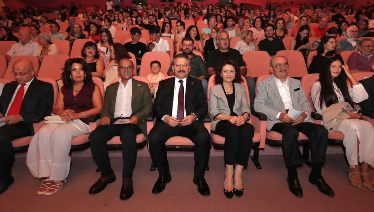 Vali Aksoy ve eşi ’Bir Ulus Uyanıyor’ adlı konsere katıldı