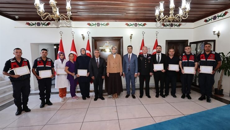 Vali Yiğitbaşı teşekkür edilen kamu personeline başarı belgesi takdim etti