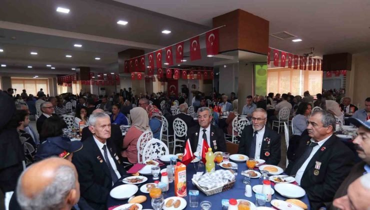 Valilik Gaziler Günü’nde yemek programı düzenledi