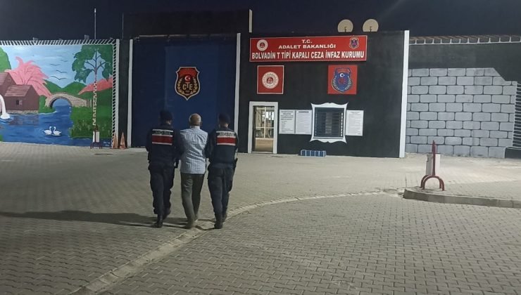 Afyonkarahisar’da aranan şahıs çatıda yakalandı