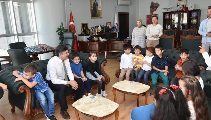Başkan Durgut’a miniklerden çiçek buketi