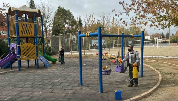 Bozüyük’te çocuk parkları dezenfekte  ediliyor