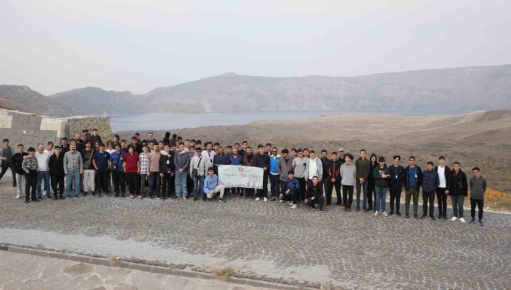 Eskişehirli öğrenciler Türkiye’nin en büyük krater gölünü ziyaret etti