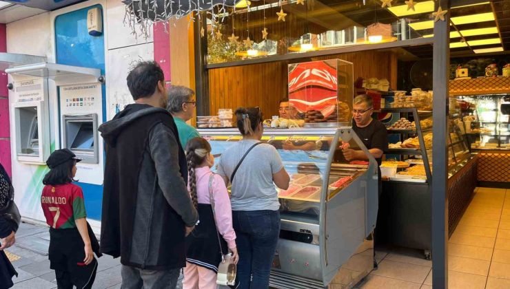 Kampanyaya inanmayan vatandaşlara ücretsiz 200 litre dondurmayı dağıtmakta güçlük çektiler