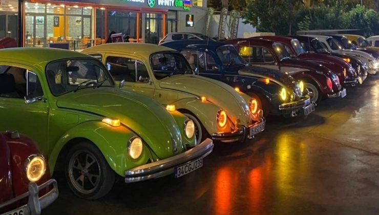 Klasik araç sevdalıları Cumhuriyet Bayramı kutlamalarını renklendirdi