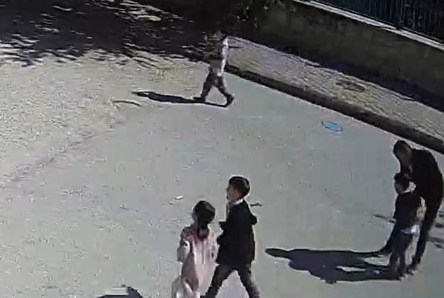 Öğrencisini eşinden öğrendiği hemlich manevrası ile kurtardı; O anlar kameraya yansıdı