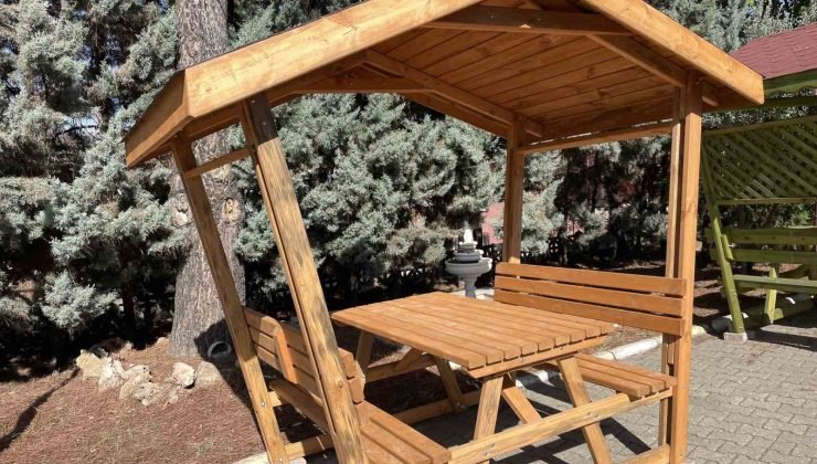 Osmaneli Belediyesi Ahşap Atölyesi’nden okullara ve parklara destek