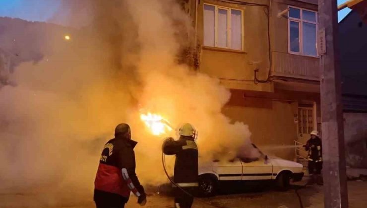 Otomobil yangın sonrası kullanılamaz hale geldi