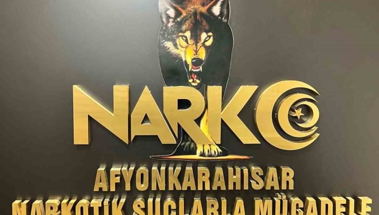 Otomobilin çamurluğuna zulalanan 4 kilo esrarı polis buldu