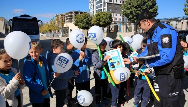 Polisler miniklere mesleklerini anlattı