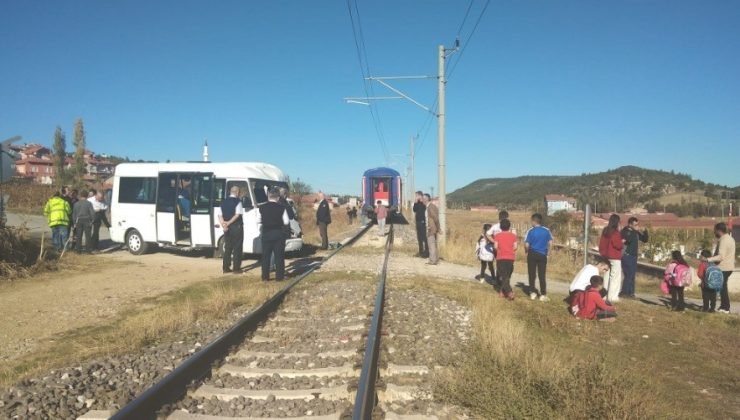 Tavşanlı’da öğrenci servisi trenin arka vagonuna çarptı