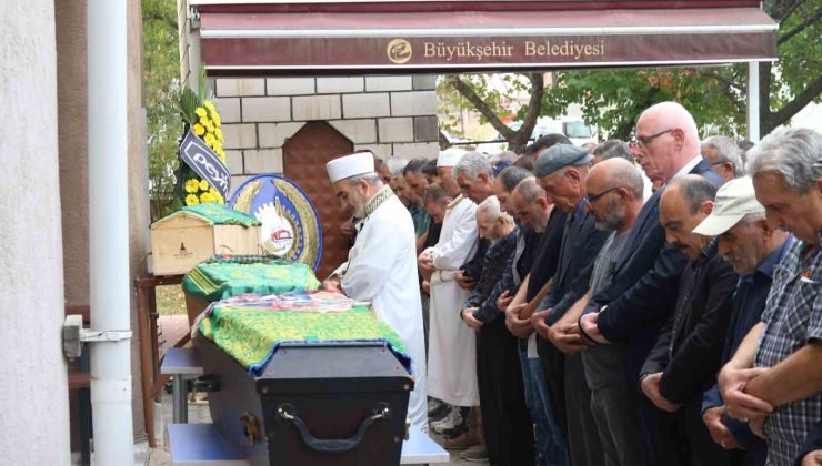 Trafik kazasında hayatını kaybeden 3 aile ferdi son yolculuklarına uğurlandı