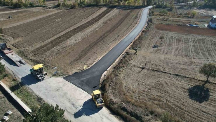 Yıllardır çözülemeyen Erenköy – Çokçapınar yolunun sıcak asfalt yapım çalışması tamamlandı