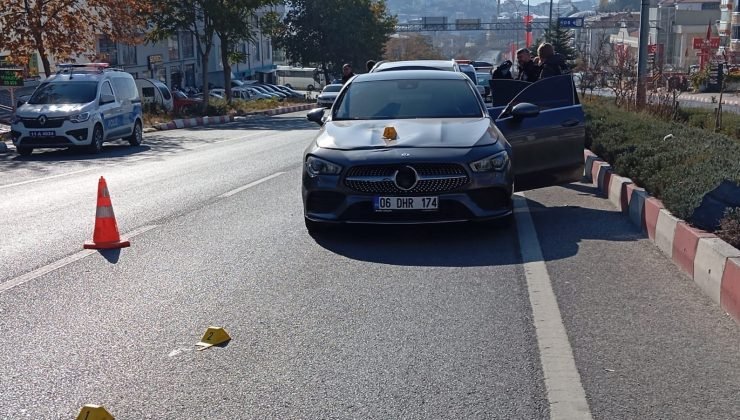 Bilecik’te otomobilin çarptığı yaşlı kadın bir yana, elindeki çantası bir yana savrulurken, kadın hayatını kaybetti