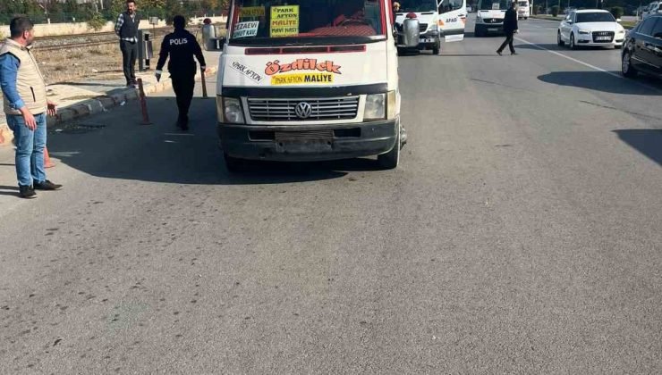 Dolmuş şoförünün aracından indirdiği yolcuları ezdiği anlar güvenlik kamerasında
