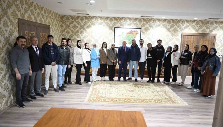 Filistinli tıp öğrencilerinden Rektör Savaş’a veda ziyareti