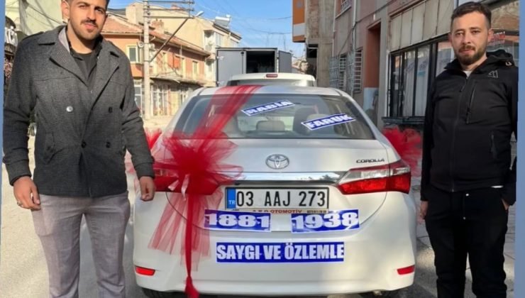 Gelin ve damat düğünlerinde Atatürk’ü unutmadı