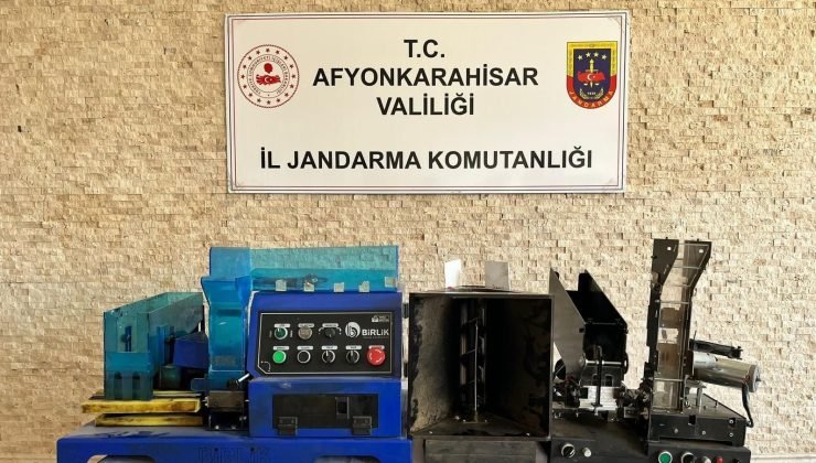 Kaçak makaron dolumu yapan makineleri satmaya çalışırken jandarmaya yakalandılar