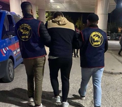 Kütahya’da 13 yıl hapis cezası bulunan firari şahıs JASAT operasyonuyla yakalandı