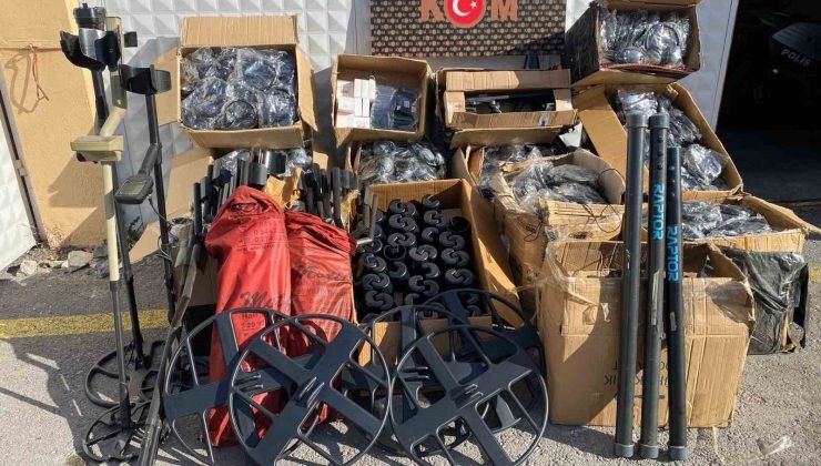 Kütahya’da tarihi bakır sikke ve kazı malzemeleri ele geçirildi