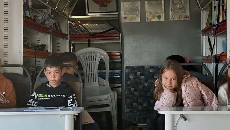 Minik öğrenciler ‘Gezici Kütüphane’ aracı ile tanıştı