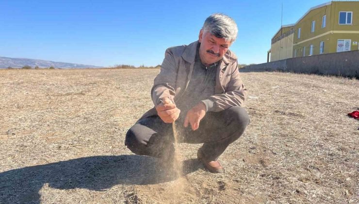 (ÖZEL) Eskişehir’de çiftçiler kuru toprağı ekip, yağmur için dua ediyor