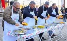 Protokol üyeleri kabak dilimini en kısa sürede soymak için yarıştı