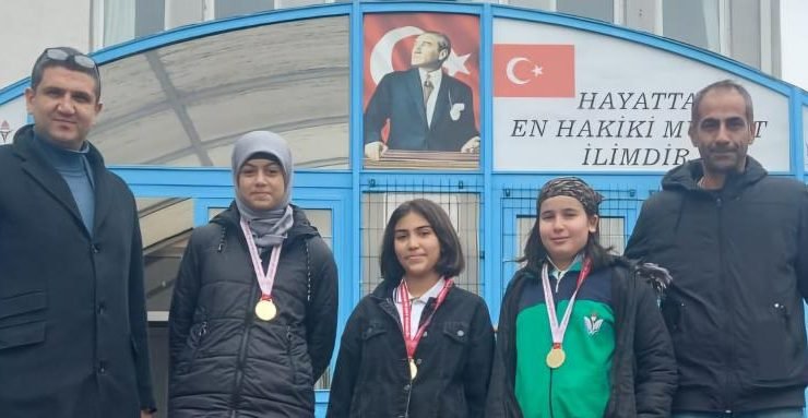 Eskişehir Orgeneral Halil Sözer Ortaokulu ‘Kick Boks’ müsabakalarında 4 madalya kazandı