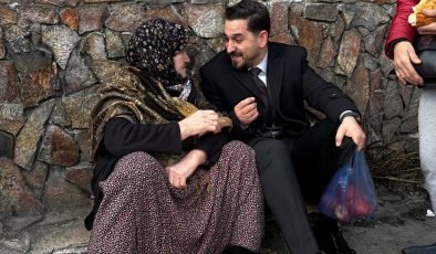 AK Parti Tepebaşı İlçe Başkanı Kaya, Salı Pazarı’nda Esnaf ve Vatandaşlarla Buluştu