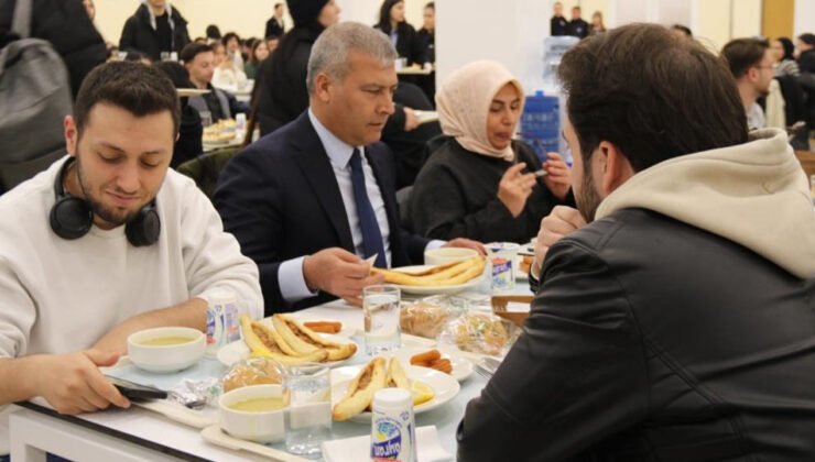 Rektörü Adıgüzel, Üniversite Öğrencileriyle İftar Yaptı