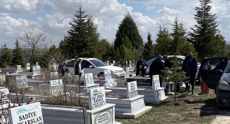 Eskişehir’de Bayram Öncesi Mezarlıkta Yoğunluk