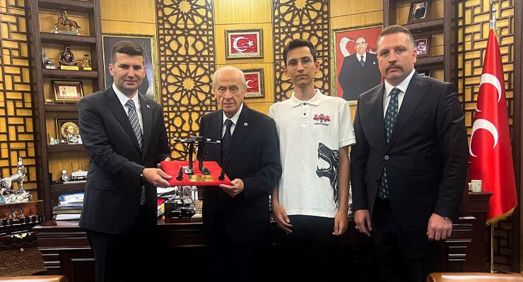 TÜRKHAN İHA Prototipi Devlet Bahçeli’ye Takdim Edildi