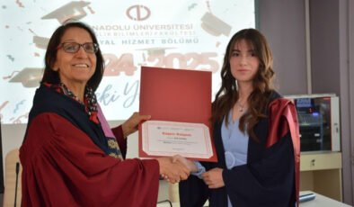 Anadolu Üniversitesi’nde Mezuniyet Coşkusu Fakültelerde Devam Etti