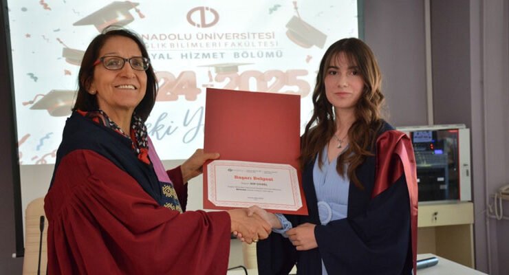Anadolu Üniversitesi’nde Mezuniyet Coşkusu Fakültelerde Devam Etti