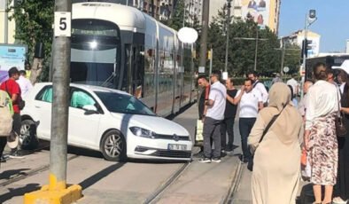 Eskişehir’de Tramvay ile Otomobil Kaza Yaptı: Seferler Aksadı