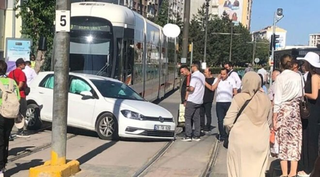 Eskişehir’de Tramvay ile Otomobil Kaza Yaptı: Seferler Aksadı