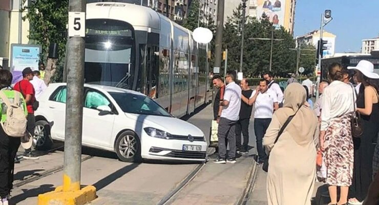 Eskişehir’de Tramvay ile Otomobil Kaza Yaptı: Seferler Aksadı