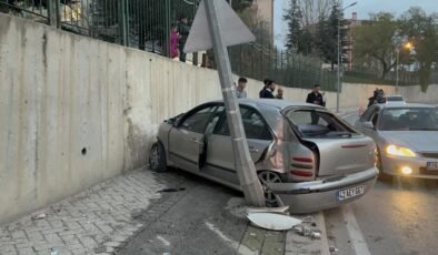 Eskişehir’de Kontrolden Çıkan Otomobil Aydınlatma Direğine Çarptı: Araç Hurdaya Döndü