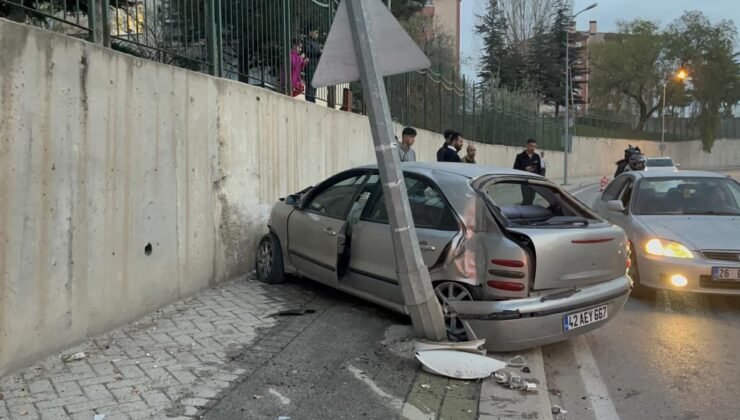 Eskişehir’de Kontrolden Çıkan Otomobil Aydınlatma Direğine Çarptı: Araç Hurdaya Döndü