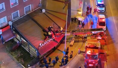 Eskişehir’de 2’nci Kattan Tenteye Düşen Şahıs İtfaiye Merdiveniyle Kurtarıldı