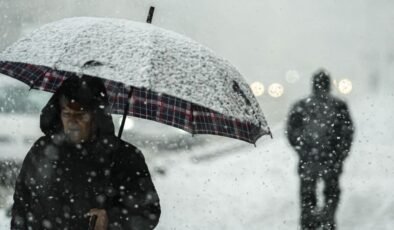 Yoğun kar yağışı ulaşımı aksatıyor: 22 yol trafiğe kapandı