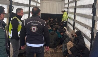 Amasya’da TIR’ın dorsesinden 42 kaçak göçmen çıktı