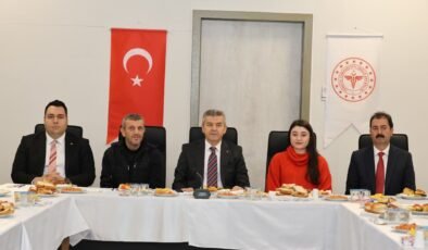 Artvin Valisi Ergün, tütün ve tütün ürünlerinin kullanımını bırakan 15 kişiye teşekkür belgesi verdi