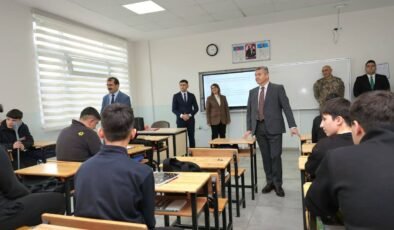 Artvin Valisi Ergün, kent merkezindeki okullarda incelmelerde bulundu